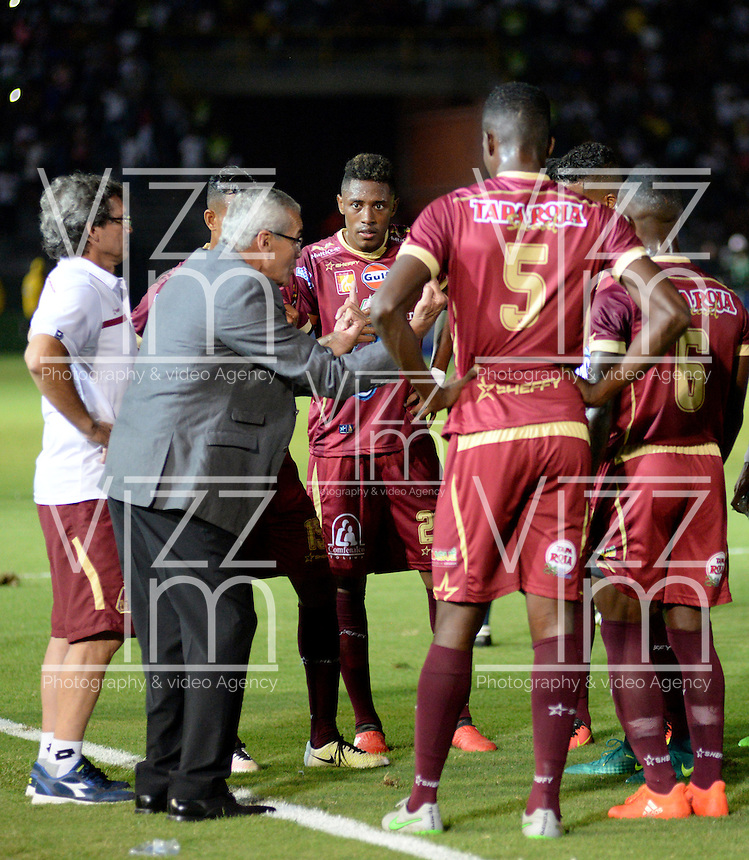 IBAGUE - COLOMBIA - 07-02-2017: Gregorio Perez (2 Izq.), técnico del Deportes Tolima, da instrucciones a los jugadores, durante partido por la fecha 2 de la Liga Aguila I 2017 entre Deportes Tolima y America de Cali, jugado en el estadio Manuel Murillo Toro de la ciudad de Ibague. / Gregorio Perez (2L), coach of Deportes Tolima, gives instrutions to the palyers, during a match for the date 2 of the Aguila League I 2017, between Deportes Tolima and America de Cali, played at Manuel Murillo Toro stadium in Ibague city. Photo: VizzorImage / Juan Carlos Escobar / Cont.