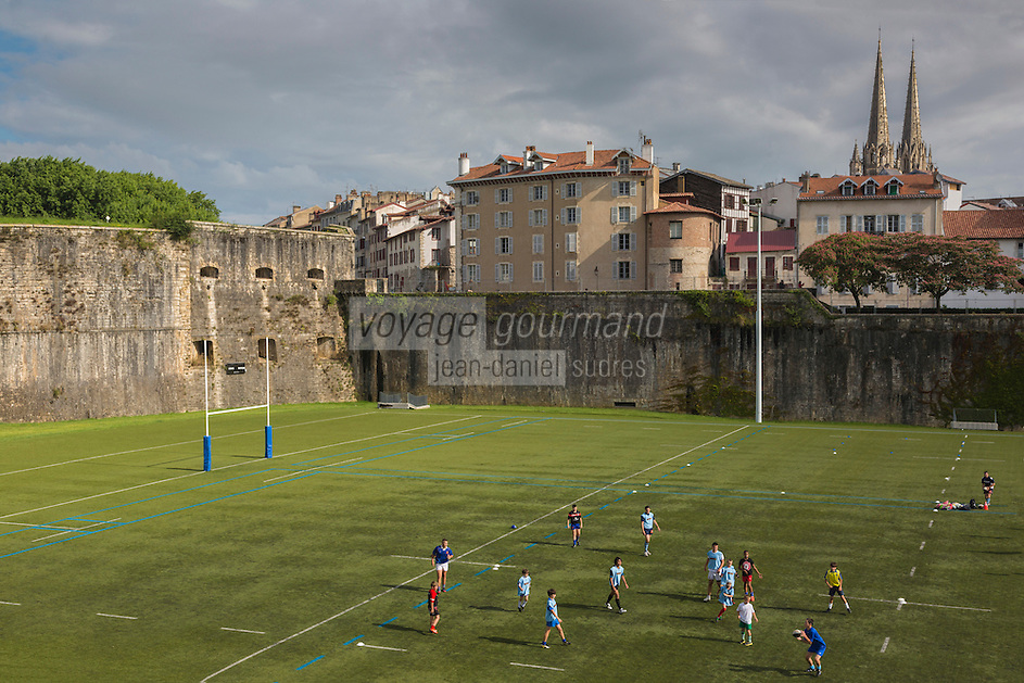 France, Aquitaine, Pyrénées-Atlantiques, Pays Basque, Bayonne: Entrainement des jeunes de l' Aviron bayonnais rugby _ Photo prise au Stade des Remparts - en fond la ville avec ses remparts et la Cathédrale Sainte-Marie // Pyrenees Atlantiques, Basque Country, Bayonne: Training of young people from Aviron Bayonne rugby _ Photo taken at Ramparts Stadium - in the background the city with its ramparts and St. Mary's Cathedral
