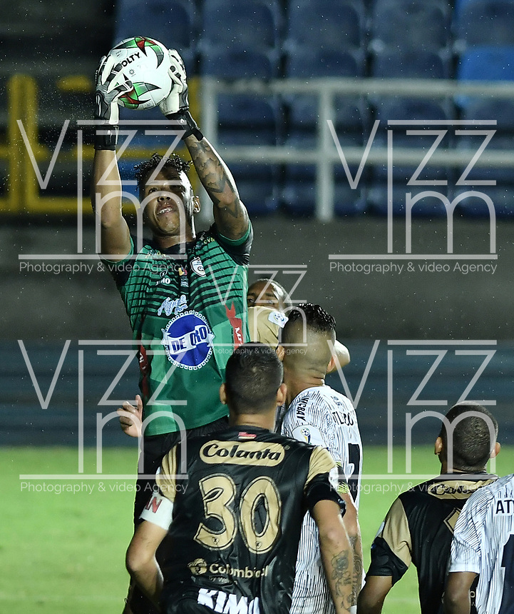 CALI - COLOMBIA, 20-02-2020: Oscar Ramos arquero del Real en acción durante partido de ida por la primera ronda de clasificación de la Copa BetPlay DIMAYOR 2020 entre Atlético F.C. y Real Cartagena jugado en el estadio Pascual Guerrero de la ciudad de Cali. / Oscar Ramos goalkeeper of Real in action during first leg match for the first round of classification as part of BetPlay DIMAYOR Cup 2020 between Atlético F.C. and Real Cartagena played at Pascual Guerrero stadium in Cali. Photo: VizzorImage / Gabriel Aponte / Staff
