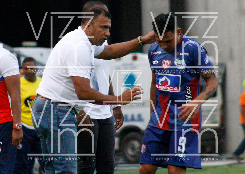 SANTA MARTA- COLOMBIA, 03-03-2019: Harold Rivera director técnico del Unión Magdalena da nstrucciones a Luis Carlos Arias. Acción de juego entre los equipos Unión Magdalena y el Deportivo Pasto durante partido por fecha 8 de la Liga Águila I 2019 jugado en el estadio Sierra Nevada de la ciudad de Santa Marta. / Harold Rivera coach of Union Magdalena.Action game between Union Magadalena and Deportivo Pasto during match for the date 8 as part of the Aguila League I 2019 played at the Sierra Nevada Stadium in Santa Marta city. Photo: VizzorImage /Gustavo Pacheco / Contribuidor
