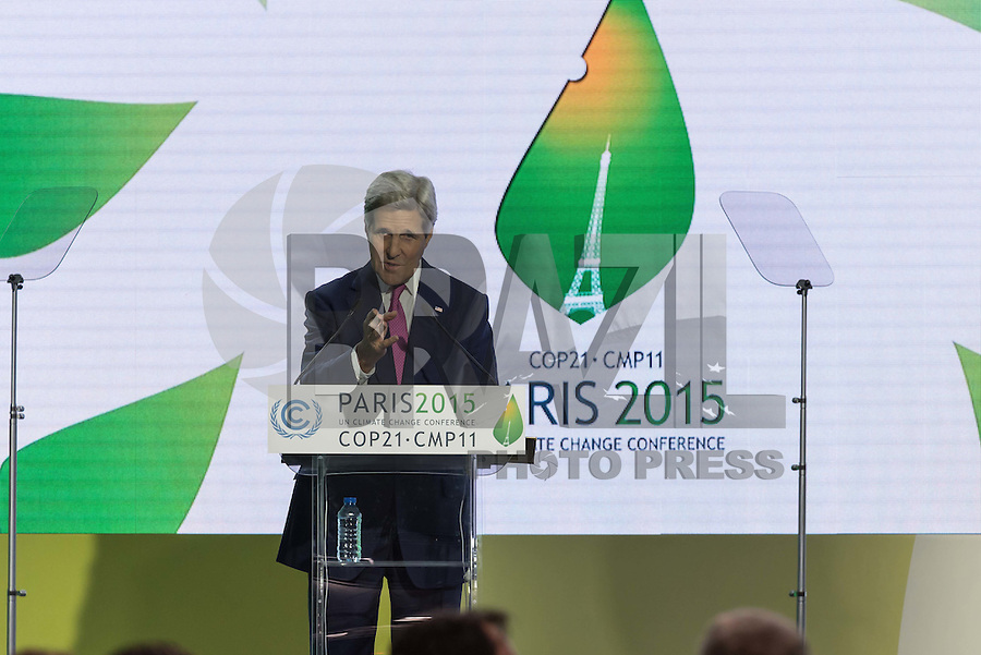 PARIS, FRANÇA, .09.11.2015 - COP21-KERRY - O Secretário de Estado dos Estados Unidos John Kerry durante coletiva de imprensa no Caring for Climate Business Forum durante a COP21 Conferência sobre Mudança Climática Mundial em Paris nesta quarta-feira, 09. (Foto: Jonathan Raa / Brazil Photo Press)