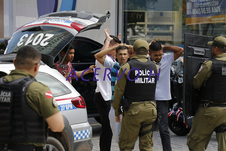 Belém, Pará, Brasil.POLICIA. Assallto com refem farmacia Extra-farma na esquina da Consssellheiro com Alcindo Cacela - assaltantes Everton da Silva Cruz-18 anos( camisa florida) Pedro Paulo dos Santos 25 anos ( camisa listrada)- Renato Balbi da Silva 27 anos) .14/07/2019. Foto: Ney Marcondes.