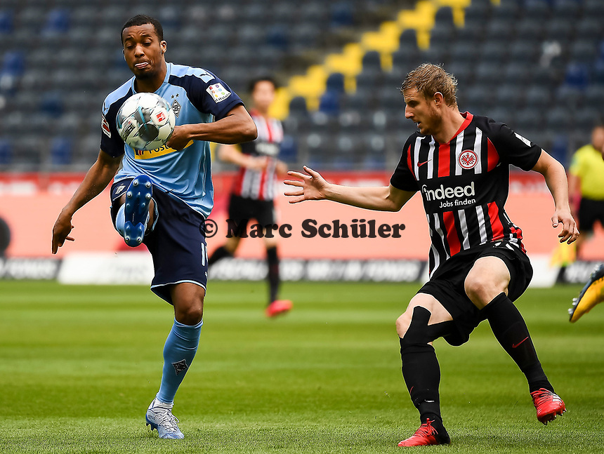 Alassane Plea (Borussia Moenchengladbach), Martin Hinteregger (Eintracht Frankfurt)<br />
- 16.05.2020, Fussball 1.Bundesliga, 26.Spieltag, Eintracht Frankfurt - Borussia Moenchengladbach emspor, v.l. Stadionansicht / Ansicht / Arena / Stadion / Innenraum / Innen / Innenansicht / Videowall<br />
<br />
<br />
Foto: Jan Huebner/Pool VIA Marc Schüler/Sportpics.de<br />
<br />
Nur für journalistische Zwecke. Only for editorial use. (DFL/DFB REGULATIONS PROHIBIT ANY USE OF PHOTOGRAPHS as IMAGE SEQUENCES and/or QUASI-VIDEO)