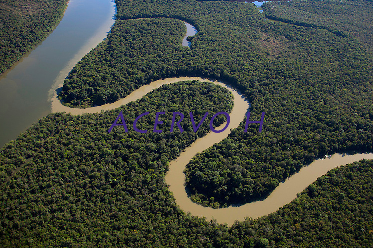 A região Leste do Mato Grosso está localizada no Planalto Centro-Brasileiro. Sob forte influência hidrográfica do interflúvio Xingu/Tocantins-Araguaia, a área é drenada por rios das sub-bacias do Araguaia, como o Rio das Mortes; da sub-bacia do Xingu, como o Culuene; e da sub-bacia do Tapajós, como o Teles Pires. O bioma predominante é o Cerrado, contudo, existem porções significativas da Amazônia e do Pantanal.<br />
<br />
A região abrange, sobretudo, Terras Indígenas (TIs) que se encontram a leste e ao sul do Parque Indígena do Xingu, ocupadas principalmente por povos indígenas falantes de línguas do tronco Macro-Jê, à exceção dos Bakairi, pertencentes à família karíb.<br />
<br />
O Cerrado é um dos biomas brasileiros mais degradados e menos protegido de ações de desmatamento, e está sendo cada vez mais ameaçado pelo avanço da monocultura da soja. Com a degradação de novas áreas, o desmatamento tem avançado em direção às TIs da região. A TI Maraiwatsede é um dos casos emblemáticos deste avanço. A maior parte de sua área está ocupada ilegalmente por fazendeiros e posseiros não indígenas, majoritariamente criadores de gado e produtores de soja e arroz, que contribuem com o desmatamento, o assoreamento dos rios, a contaminação de solos e cursos d’água e a consequente intoxicação da população xavante.<br />
Fonte ISA<br />
Parque Indígena do Xingu, Querência, Mato Grosso, Brasil.<br />
Foto Paulo Santos<br />
27/07/2015