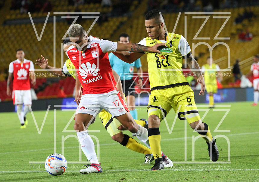 BOGOTÁ - COLOMBIA, 11-08-2018: Juan Roa (Izq.) jugador del Independiente Santa Fe disputa el balón con Juan Rios (Der.) jugador de Alianza Petrolera durante partido por la fecha 4 de la Liga Águila II 2018 jugado en el estadio Nemesio Camacho El Campín de la ciudad de Bogotá. / Juan Roa (L) player of Independiente Santa Fe fights for the ball with Juan Rios (R) player of Alianza Petrolera during the match for the date 4 of the Liga Aguila II 2018 played at the Nemesio Camacho El Campin Stadium in Bogota city. Photo: VizzorImage / Felipe Caicedo / Staff.