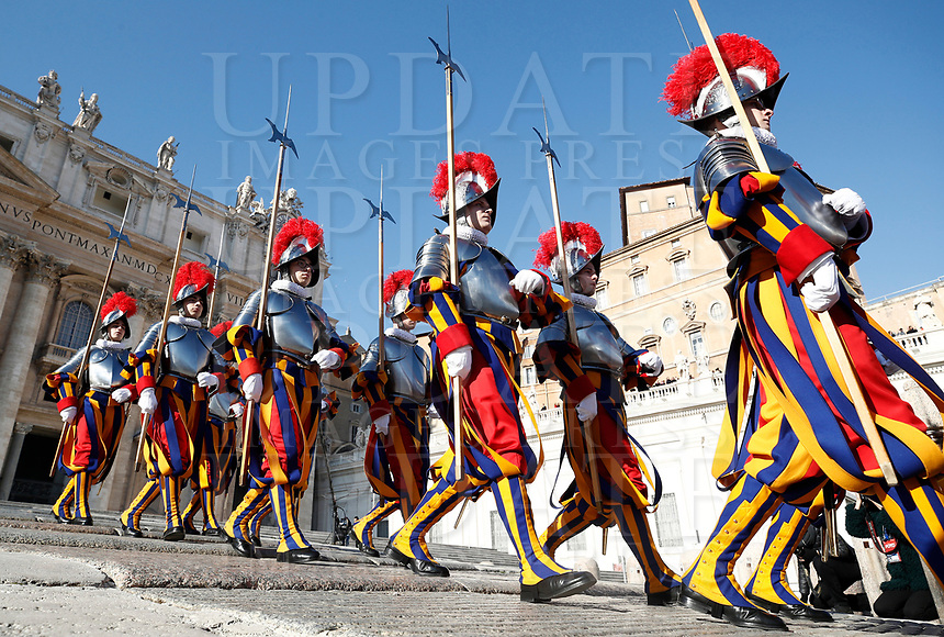 Le Guardie Svizzere sfilano al termine della Benedizione Urbi et Orbi impartita da Papa Francesco in occasione del Natale, dalla loggia centrale della Basilica di San Pietro, Citta' del Vaticano, 25 dicembre 2017.<br />
Swiss Guards line up at the end of the "Urbi et Orbi" ("to the City and to the World)" blessing delivered by Pope Francis on the occasion of the Christmas day from the central loggia of St. Peter's Basilica, Vatican, 25 December 2017.<br />
UPDATE IMAGES PRESS/Isabella Bonotto<br />
<br />
STRICTLY ONLY FOR EDITORIAL USE
