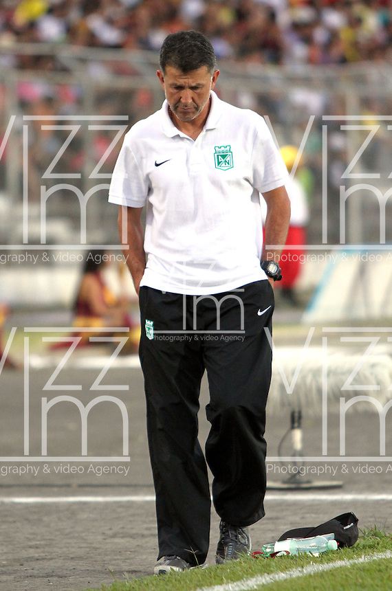 IBAGUE -COLOMBIA, 23-06-2013. Juan Carlos Osorio director técnico del Atlético Nacional durante partido de los cuadrangulares finales, fecha 3, de la Liga Postobón 2013-1 jugado en el estadio Manuel Murillo Toro de la ciudad de Ibagué./ Juan Carlos Osorio coach of Atletico Nacional during match of the final quadrangular 3th date of Postobon League 2013-1 at Manuel Murillo Toro stadium in Ibague city. Photo: VizzorImage/ Felipe Caicedo/ STAFF