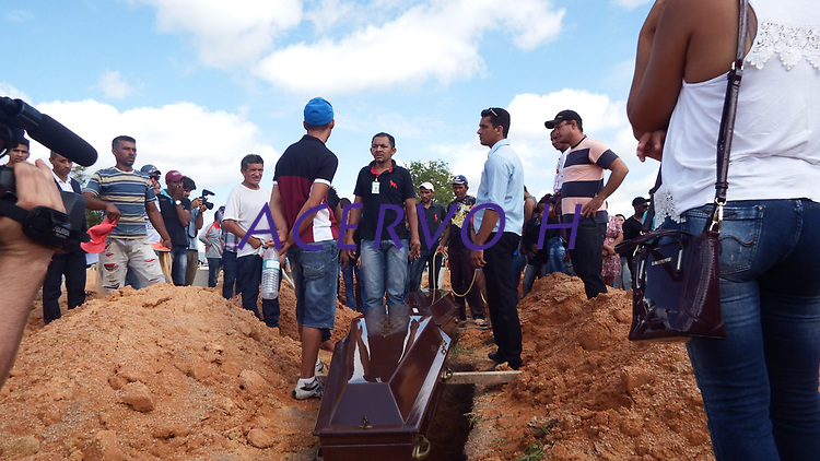 O corpo das sete vitimas de uma mesma família, foram sepultadas no Cemitério Municipal Park da Saudade, na manhã desta sexta-feira (26).<br />
<br />
O cenário era de dor, choro, revolta e indignação, com ação policial que foi chamada de chacina pelos parentes das vítimas.<br />
<br />
Os corpos das vítimas chegaram a Redenção, por volta das 5hs da manhã da sexta -feira e foram velados por cerca de três horas na quadra da Escola Municipal Otavio Batista Arantes, no Setor Aripuanã. Os corpos de Hercules Santos de Oliveira, 20 anos e Bruno Henrique Pereira Gomes, 20 anos, foram sepultados no Cemitério de Pau D'arco.<br />
<br />
Em Redenção os corpos Regivaldo Pereira da Silva, 33 anos, Ronaldo Pereira de Souza, 41, Antônio Pereira Milhomem, 50 anos, Weldson Pereira da Silva, Nelson Souza Milhomem, Jane Julia de Oliveira Weclebson Pereira Milhomem, foram sepultados em linha reta próximos um dos outros.<br />
Pau D'arco, Pará, Brasil.<br />
Foto Raimundo Costa<br />
26/05/2017