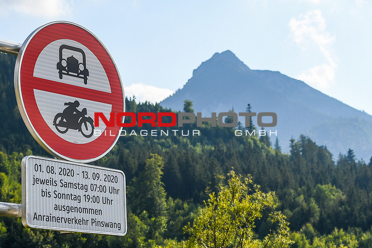 30.07.2020, Pinswang, Bezirk Reutte, AUT, Regionales Fahrverbot in Tirol, die Landesregierung in Tirol führt ab 1.08.2020 im Bezirk Reutte vorübergehend wieder ein regionales Wochenend-Fahrverbot ein. Dieses gilt bis einschließlich 13.09.2020 an Ausweichrouten entlang der B179 (Fernpassroute)<br />
im Bild Verbotsschild im Bereich Pinswang<br />
<br />
Foto © nordphoto / Hafner