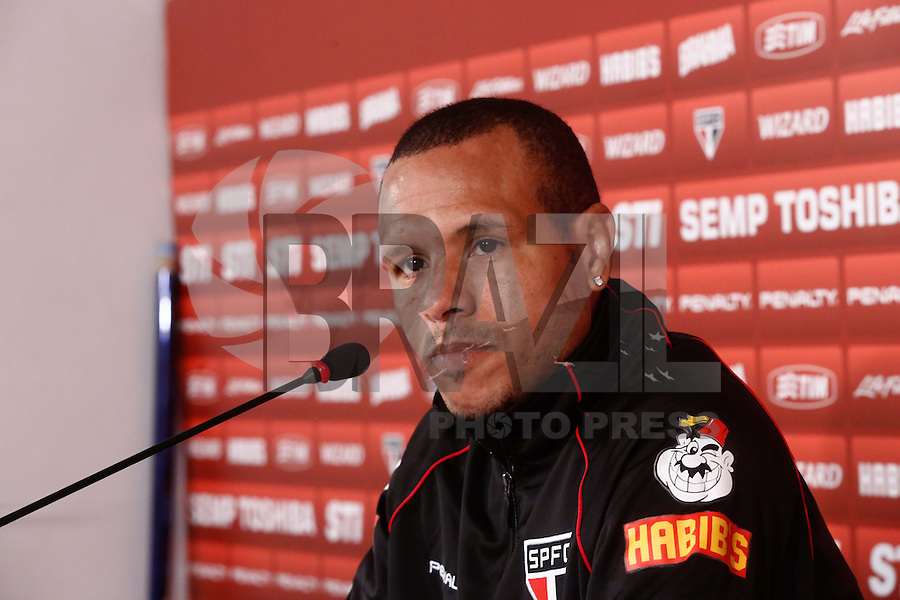 SAO PAULO, SP, 23 DE JULHO DE 2013. ENTREVISTA COLETIVA LUIS FABIANO . O jogador do São Paulo Futebol Clube, Luis Fabiano, durante entrevista coletiva no Centro de Treinamento na Barra Funda, zona oeste da capital paulista. FOTO ADRIANA SPACA/BRAZIL PHOTO PRESS