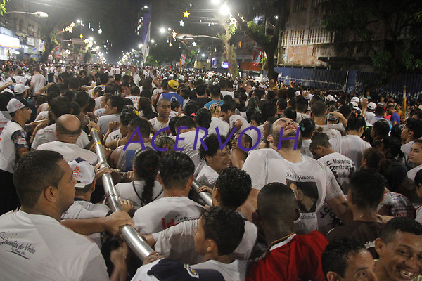 Milhares de peregrinos participam da trasladação uma outra grande procissão noturna que acontece as vésperas da maior procissão católica do Brasil, o Círio de Nossa Senhora da Nazaré, que este ano completa 225 anos. <br />
Durante o percurso com cerca de 4 km, os pagadores de promessas carregam réplicas de barcos, casas, partes do corpo humano feitas em cera, entre vários outros objetos, para agradecer ou pedir milagres a nossa Senhora de Nazaré.