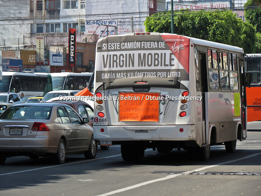 Querétaro,Qro. 2 de noviembre 2015. Esta mañana, nuevas cartulinas pegadas en algunas unidades del transporte público muestran descontento con la designación de Juan Barrios al frente de la Unión de Transporte Urbano de Querétaro. Foto: Alejandra L. Beltrán / Obture Press Agency