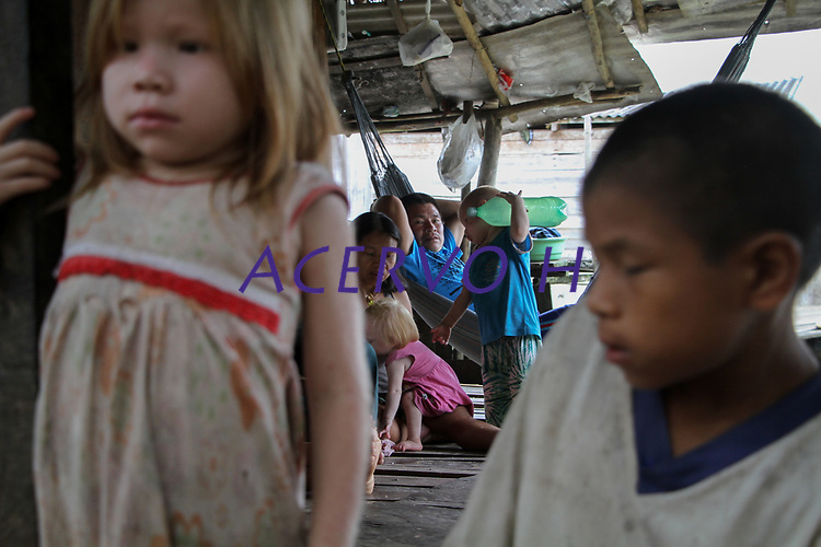 Indígenas Kaxinawa, na fronteira Brasil Perú, em Santa Rosa do Purus.<br />
Acre, Brasil.<br />
Foto Odair Leal / Acervo H<br />
02/04/2015
