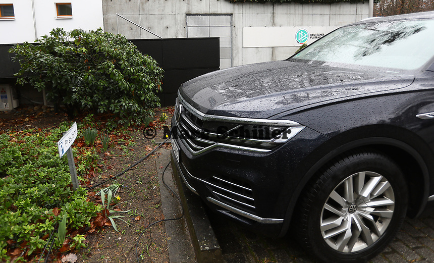 Volkswagen liefert als neuer DFB-Partner schon die Fahrzeuge des DFB, hier der Touareg des DFB Präsidenten Reinhard Grindel - 15.03.2019: Pressekonferenz der Deutschen Nationalmannschaft, DFB Zentrale Frankfurt