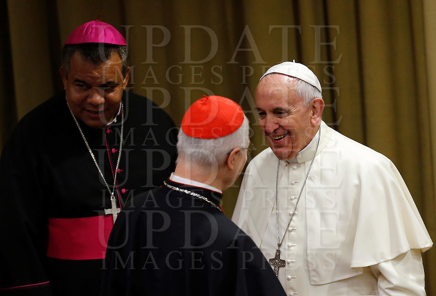 Papa Francesco saluta alcuni vescovi e cardinali prima dell'inizio della sessione quotidiana del Sinodo sulla Famiglia, in Vaticano, 7 ottobre 2014.<br />
Pope Francis greets some bishops and cardinals as he arrives for the daily session of the synod on family issues, at the Vatican, 7 October 2014. <br />
UPDATE IMAGES PRESS/Riccardo De Luca<br />
<br />
STRICTLY ONLY FOR EDITORIAL USE