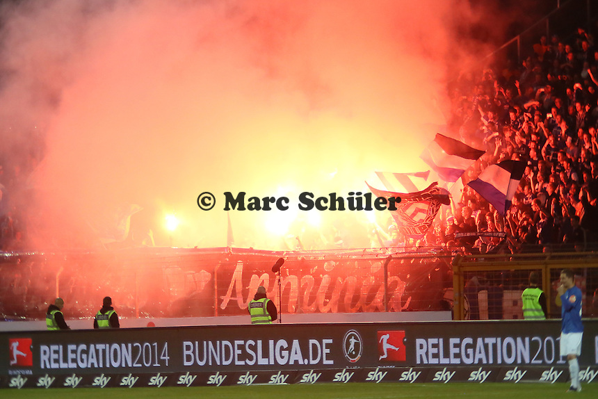 Fans von Arminia Bielefeld zünden Pyrotechnik - SV Darmstadt 98 vs. Armina Bielefeld, Stadion am Böllenfalltor