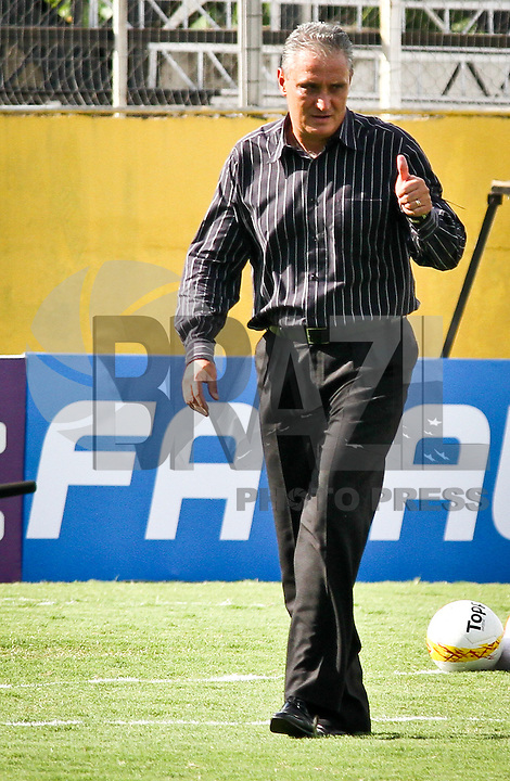BRAGANÇA PAULISTA,SP,24 FEVEREIRO 2013 - CAMPEONATO PAULISTA - BRAGANTINO x CORINTHIANS - Tite tecnico do Corinthians antes partida Bragantino X Corinthians em jogo válido pela 09º rodada do Campeonato Paulista no Estádio Nabi Abi Chedid em Bragança Paulista na tarde deste Domingo (24). FOTO ALE VIANNA - BRAZIL PHOTO PRESS.