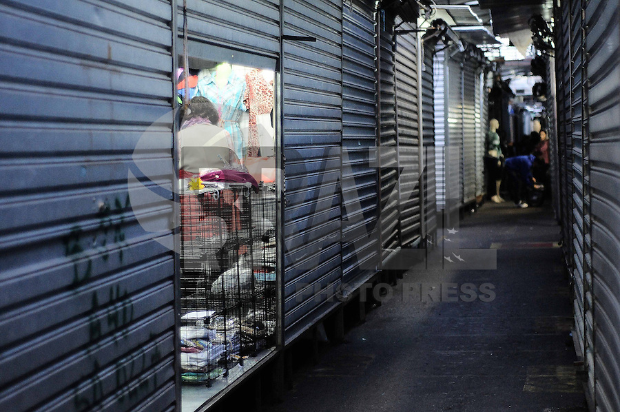 SAO PAULO, SP, 29 de Maio 2013- Comerciantes da feira da madrugada abre as lojas e comeca a reitar mecardoria segundo eles vai ficar algumas mercadoria pra ser vandida feira no Bras em protesto contra o fechamento da feiraFOTO:ADRIANO LIMA / BRAZIL PHOTO PRESS).