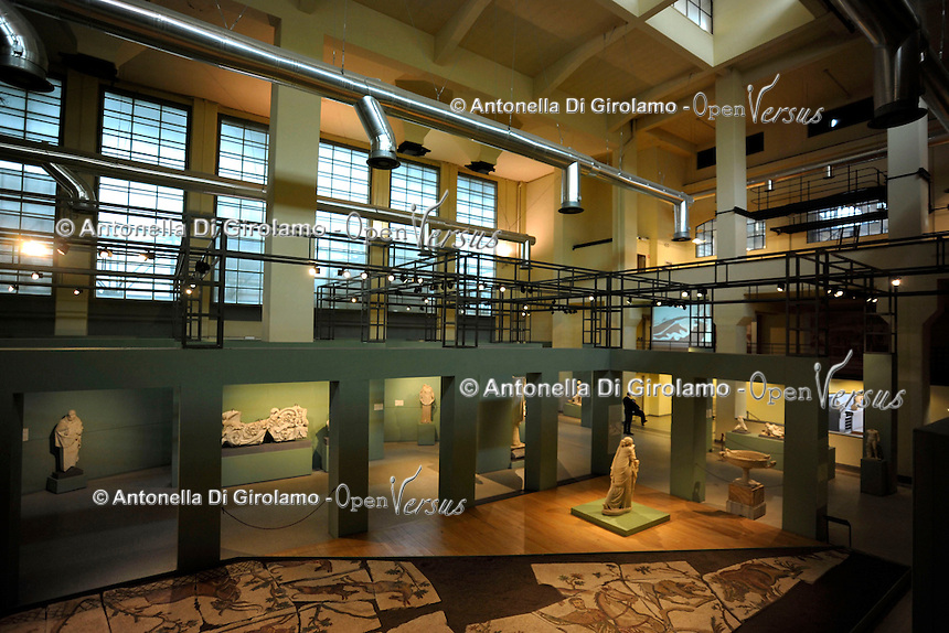 Ex Centrale Termoelettrica Montemartini.Mostra permanente "Le macchine e gli dei", che accosta due mondi diametralmente opposti come l'archeologia classica e l'archeologia industriale, Roma, Italia..Exhibition of the Capitoline Museums in the former Montemartini Power Plant. We can see the permanent exhibition "The machines and the gods", which combines two diametrically opposed worlds classical archeology and industrial archeologo, Rome, Italy.
