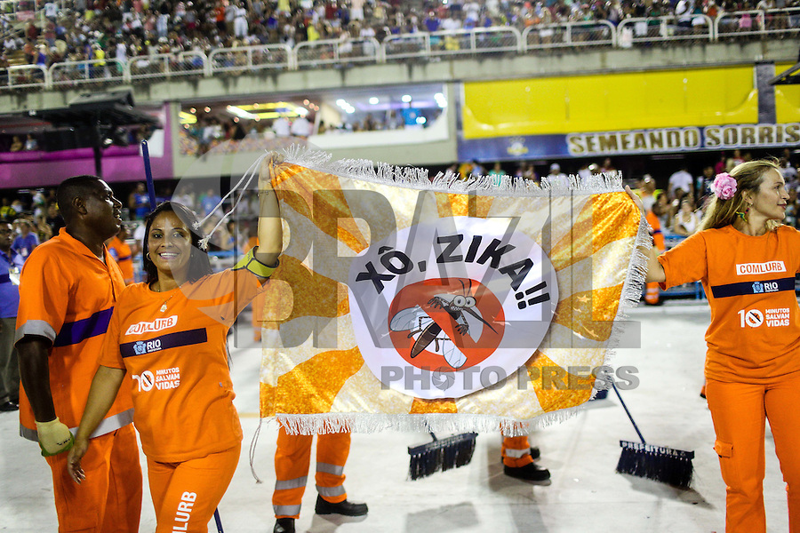 RIO DE JANEIRO, RJ, 05.02.2016 - CARNAVAL-RJ - Garis da Prefeitura do Rio exibem campanha contra o Aedes Aegypti após o desfile da escola de samba Alegria da Zona Sul durante primeiro dia de desfiles do grupo de acesso série A do Carnaval do Rio de Janeiro no Sambódromo Marquês de Sapucaí na região central da capital fluminense na noite desta sexta-feira, 05. (Foto: Vanessa Carvalho/Brazil Photo Press)