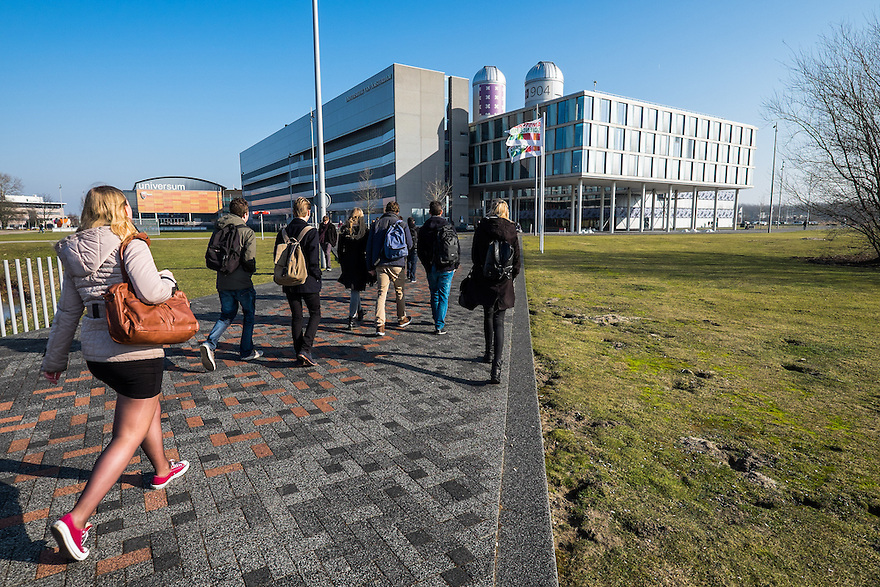 Nederland, Amsterdam, 13 feb 2015<br />
Amsterdam Science Park. Het Science Park in Amsterdam-oost is volop in ontwikkeling, met de universiteit van Amsterdam als middelpunt. <br />
Studenten lopen naar het gebouw van de universiteit.<br />
Foto: (c) Michiel Wijnbergh