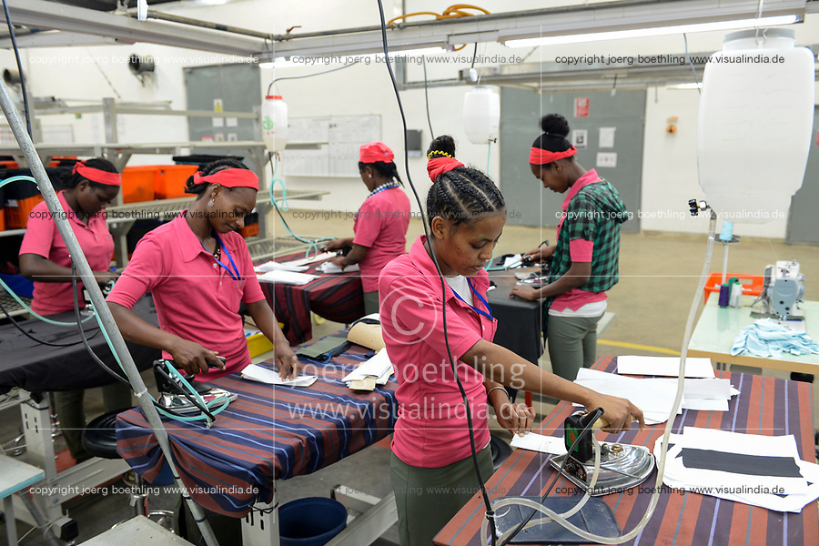ETHIOPIA , Southern Nations, Hawassa or Awasa, Hawassa Industrial Park, chinese-built for the ethiopian government to attract foreign investors with low rent and tax free to establish a textile industry and create thousands of new jobs, taiwanese company Everest Textile Co. Ltd.produces textiles from synthetic fabric for export / AETHIOPIEN, Hawassa, Industriepark, gebaut durch chinesische Firmen fuer die ethiopische Regierung um die Hallen fuer Textilbetriebe von Investoren zu vermieten, taiwanesische Firma Everest Textile Co. Ltd. produziert Textilien aus synthetischen Stoffen fuer den Export