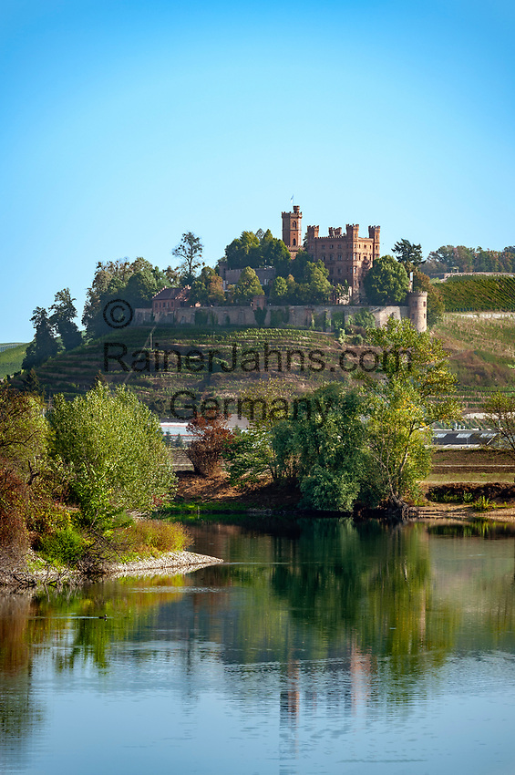 Germany, Baden-Wurttemberg, Ortenberg (Baden): wine village with castle Ortenberg - landmark of Ortenau district. since 1942 a Youth Hostel | Deutschland, Baden-Wuerttemberg, Ortenberg im Ortenaukreis: Weinort an der Badischen Weinstrasse gelegen, am Ausgang des Kinzigtals - Schloss Ortenberg - Wahrzeichen der Ortenau wird seit 1942 als Jugendherberge genutzt, der Moeschlesee im Vordergrund