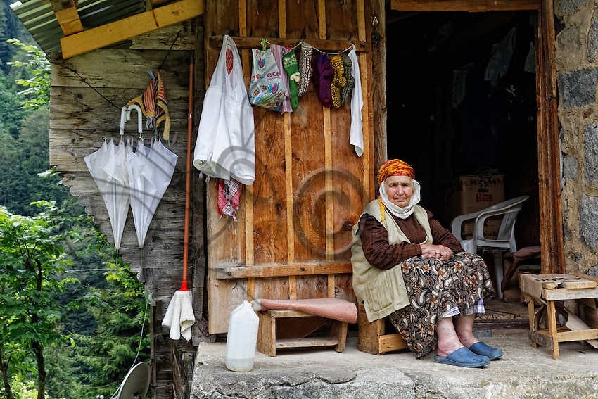 In the village of Ayder, a traditional mountain house with a grandmother who sells some traditional items. Today, the average age in the canton of Camlihemsin is sixty. Since 1965, the population of the valleys has decreased by half and the rural exodus is still great.///Au village d’Ayder, a maison traditionnelle montagnarde avec une grand-mère qui vend quelques articles traditionnels. La moyenne d’âge du canton de Camlihemsin est aujourd’hui de soixante ans. Depuis 1965, la population de ces vallées ont été divisé par deux et l’exode rural est toujours important.