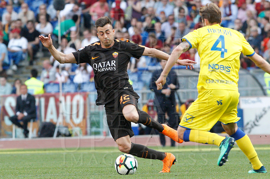 Roma s Stephan El Shaarawy, left, is challenged by Chievo Verona s Nicola Rigoni during the Italian Serie A football match between Roma and Chievo Verona at Rome's Olympic stadium, 28 April 2018.<br />
UPDATE IMAGES PRESS/Riccardo De Luca