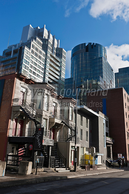 Amérique/Amérique du Nord/Canada/Québec/Montréal: Rue Crescent: L'architecture victorienne des maisons rappelle le mille carré doré, luxueux quartier sur une pente du mont Royal- Contraste architectural avec les Gratte-Ciel