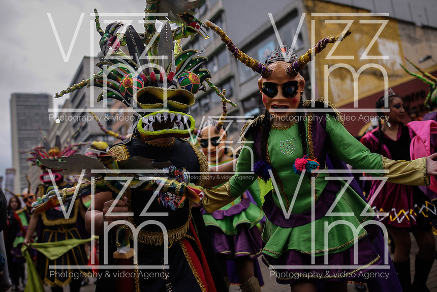 BOGOTÁ - COLOMBIA, 17-03-2018: El desfile inaugural del XVI Festival Iberoamericano de Teatro llenó las calles del centro de Bogota con comparsas nacionales los cuales sumán más de 700 artistas del teatro, a danza y la música. Este es el festival de teatro más grande del mundo y se lleva a cabo en Bogotá entre el 16 de amrzo y el 1° de abril de 2018. / The inaugural parade of the XVI Ibero-American Theater Festival filled the streets of Bogota with more of 1000 artist of the theater, dance and music. This is the world's largest theater festival and is held in Bogota between 16 of march and first of April 2018. Photo: VizzorImage / Ivan Valencia / Cont