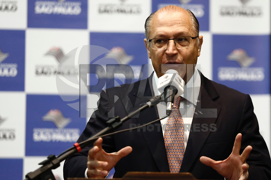 SÃO PAULO, SP, 19.07.2017 - GOVERNO-SP - O governador de São Paulo Geraldo Alckmin durante evento de assinatura de decretos que regulamentam os critérios de adesão e de inscrição nos programas especiais de quitação de IPVA, ICMS e outras taxas pelos cidadãos paulistas. O programa prevê redução de multas e juros, no Palácio dos Bandeirantes, na manhã desta quarta-feira, 19. (Foto: Adriana Spaca/Brazil Photo Press)