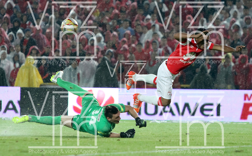BOGOTA -COLOMBIA, <br />
27-ENERO-2015. Wilson Morelo del Independiente Santa Fe disputa el balon contra Franco Armani del Atletico Nacional durante partido de la final vuelta de la Superliga Liga Postobon 2015 del futbol colombiano primera division jugado en el estadio Nemesio Camacho El Campin de Bogota . / Wilson Morelo Independiente Santa Fe fights for the ball against Franco Armani of Atletico Nacional during the final round match of Superliga Liga Postobon 2015 Colombian first division football played at the stadium Nemesio Camacho El Campin in Bogota . Photo / VizzorImage / Felipe Caicedo / Staff