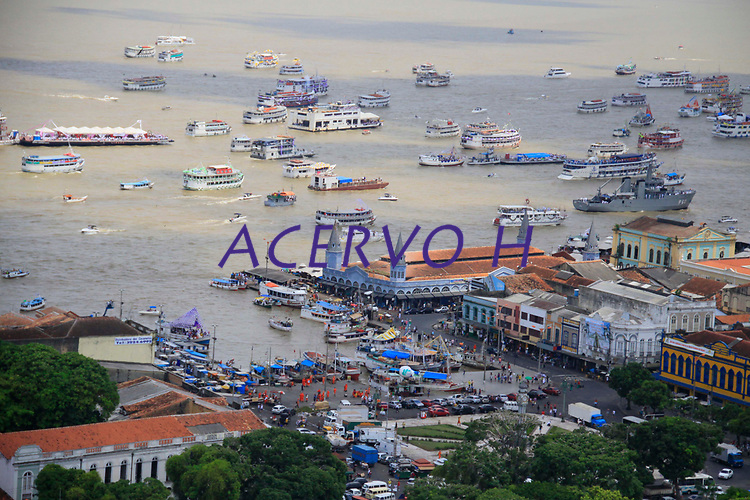 Centenas de embarcações com devotos acompanham a Romaria Fluvial, que integra o calendário das 12 procissões oficiais do Círio de Nazaré. O “Círio das Águas” saiu do trapiche de Icoaraci, distrito de Belém, a bordo do navio Garnier Sampaio, da Marinha do Brasil chegando no cais do Porto, na Estação das Docas, <br />
Belém, Pará, Brasil.<br />
Foto Ney Marcondes <br />
09/10/2010