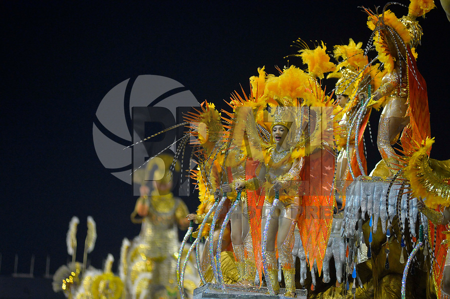 SÃO PAULO, SP, 09.03.2019 - CARNAVAL-SP - Integrante da escola de samba Unidos de Vila Maria durante Desfile das Campeãs do Carnaval de São Paulo, no Sambódromo do Anhembi em São Paulo, na madrugada deste sabado, 09. (Foto: Levi Bianco/Brazil Photo Press)