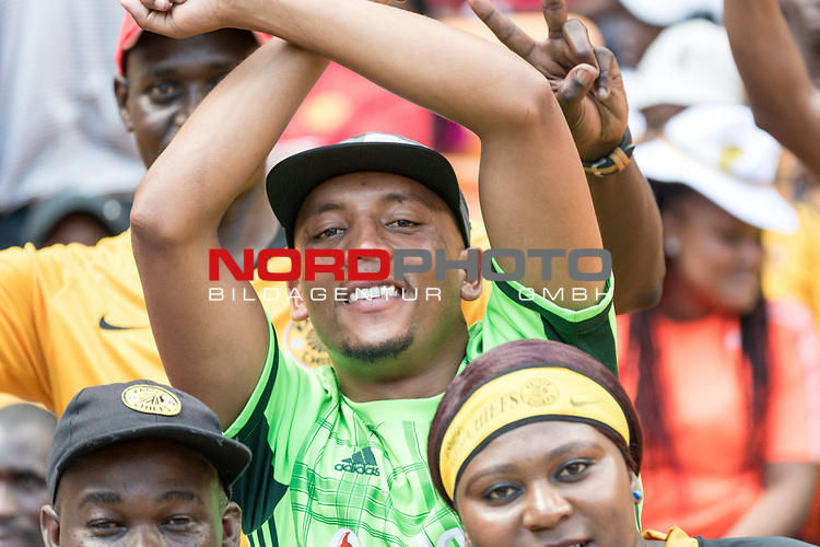 05.01.2019, FNB Stadion/Soccer City, Nasrec, Johannesburg, RSA, Premier League, Kaizer Chiefs vs Mamelodi Sundwons<br />
<br />
im Bild / picture shows <br />
<br />
Fans, bunt, Farbe, geschminkt, Stimmung, Stadion, Verkleidung, <br />
<br />
Foto © nordphoto / Ewert