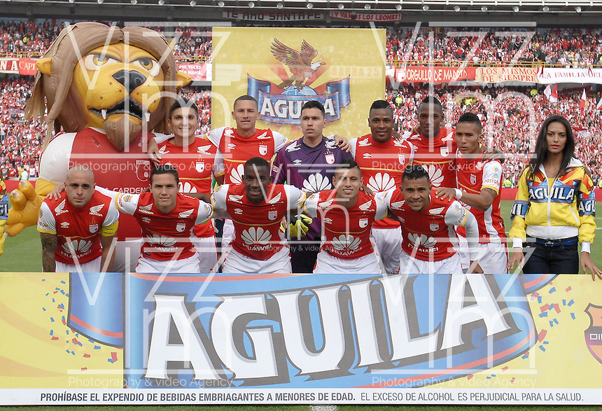 BOGOTÁ -COLOMBIA, 17-05-2015. Jugadores de Santa Fe posan para una fotos previo al encuentro entre Independiente Santa Fe y Millonarios por la fecha 20 de la Liga Aguila I 2015 jugado en el estadio Nemesio Camacho El Campín de la ciudad de Bogotá./ Players of Santa fe pose to a photo prior the match between Independiente Santa Fe and Millonarios for the 20th date of the Aguila League I 2015 played at Nemesio Camacho El Campin stadium in Bogotá city. Photo: VizzorImage/ Gabriel Aponte / Staff