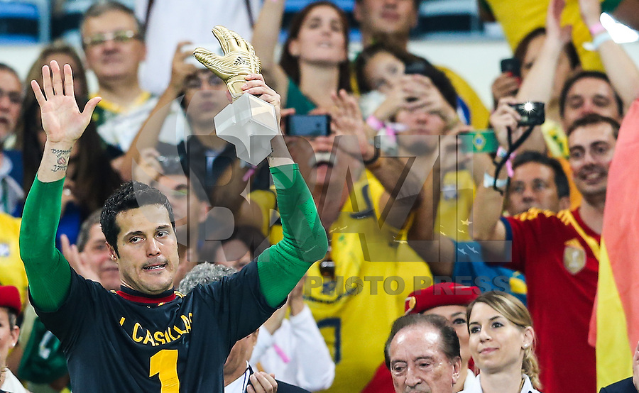 RIO DE JANEIRO, 30.06.2013 - COPA DAS CONFEDERAÇÕES - FINAL - BRASIL X ESPANHA - Julio César do Brasil após vitória por 3 a 0 sobre a Espanha na final da Copa das Confederações Estádio do Maracanã, na zona norte do Rio de Janeiro, neste domingo, 30. (Foto: William Volcov / Brazil Photo Press).