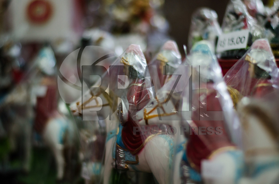 RIO DE JANEIRO, RJ, 23.04.2018 - RELIGIÃO-RJ - Movimentação de Fiés na celebração em homanagem ao dia de São Jorge na Praça da República no centro do Rio de Janeiro na manhã desta segunda-feira, 23. (Foto: Vanessa Ataliba/Brazil Photo Press)