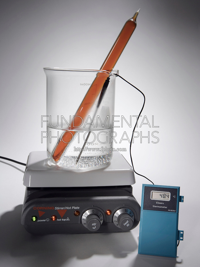LE CHATELIER'S PRINCIPLE: NO2 & N2O4 - TEMPERATURE<br />
(5 of 7)<br />
Dimerization: NO2 Gas Heated to 48.4'C<br />
As the gas is heated, the equilibrium is shifted in the direction of NO2 so more of the reddish-brown gas is present