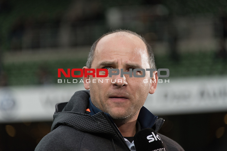 27.02.2016, Weser Stadion, Bremen, GER, 1.FBL. Werder Bremen vs SV Darmstadt 98, im Bild<br />
<br />
Viktor Skripnik (Trainer Werder Bremen) <br />
Einzelaktion, Halbkörper / Halbkoerper<br />
Gestik, Mimik,<br />
<br />
Foto © nordphoto / Kokenge