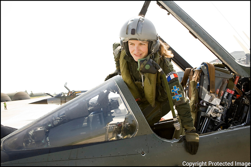 -Mai 2008- Base de Reims- Capitaine Virginie Guyot retour de mission dans son Mirage F1. Première femme à être admise dans la patrouille de France.