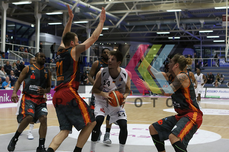 Essens Timo Volk (Nr.14) unterm Korb, umringt von vier Chemnitzern beim Spiel in der Pro A, ETB Wohnbau Baskets Essen - NINERS Chemnitz.<br />
<br />
Foto © PIX-Sportfotos *** Foto ist honorarpflichtig! *** Auf Anfrage in hoeherer Qualitaet/Aufloesung. Belegexemplar erbeten. Veroeffentlichung ausschliesslich fuer journalistisch-publizistische Zwecke. For editorial use only.