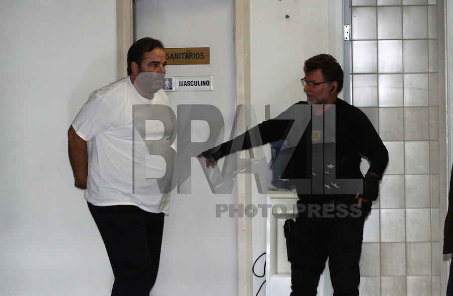 CURITIBA, PR, 24.03.2016: LAVA-JATO – Presos da 26ª Fase da operação Lava-Jato, chegam ao Instituto médico Legal - IML em Curitiba (PR) na manhã desta quinta-feira (24) para realização de exame de corpo delito. (Foto: Paulo Lisboa/Brazil Photo Press)