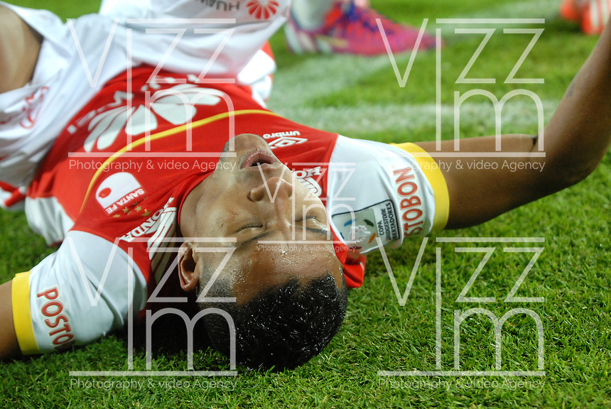 BOGOTA- COLOMBIA – 26-02-2015: Wilson Morelo, jugador del Independiente Santa Fe de Colombia, celebra el gol anotado a Colo Colo de Chile durante partido entre Independiente Santa Fe de Colombia y Colo Colo de Chile, por la segunda fase, grupo 1, de la Copa Bridgestone Libertadores en el estadio Nemesio Camacho El Campin, de la ciudad de Bogota. / Wilson Morelo, player of Independiente Santa Fe of Colombia celebrates the scored goal to Colo Colo of Chile, during a match between Independiente Santa Fe of Colombia and Colo Colo of Chile for the second phase, group 1, of the Copa Bridgestone Libertadores in the Nemesio Camacho El Campin in Bogota city. Photo: VizzorImage / Luis Ramirez / Staff.