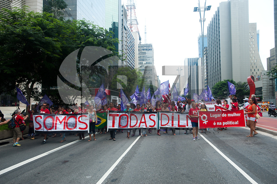 SÃO PAULO,SP, 08.03.2016 - DIA-MULHER - Mulheres integrantes do movimento FLM (Frente de Luta por Moradia) realizam passeata em defesa da presidente Dilma Rousseff, no Dia Internacional da Mulher, na avenida Paulista, nesta terça-feira (08). (Foto: Gabriel Soares/Brazil Photo Press)