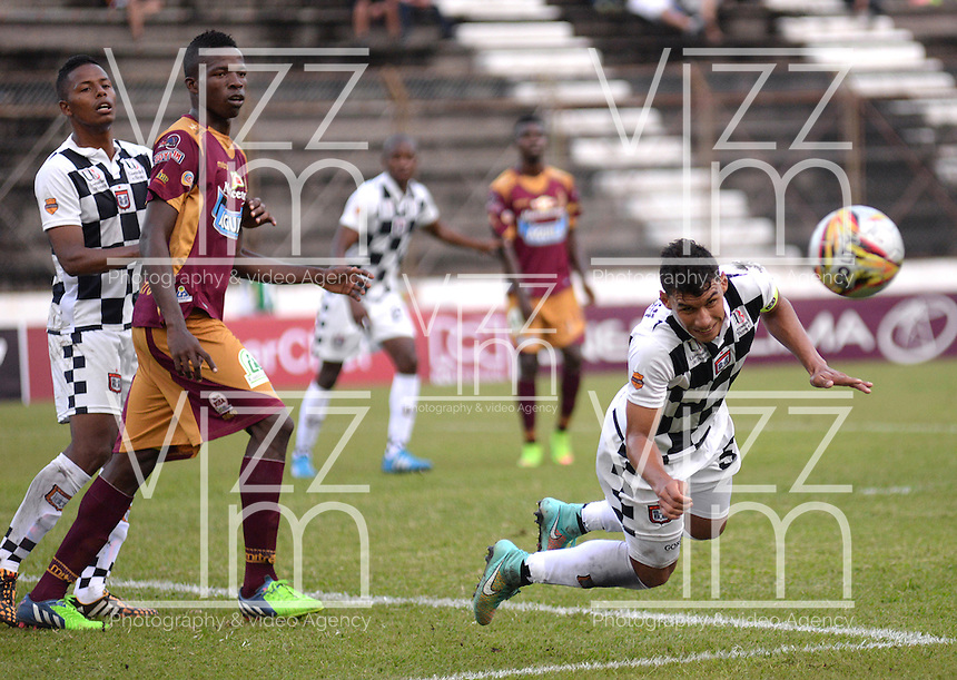 IBAGUE -COLOMBIA, 31-ENERO-2015. Julian Quinones del Deportes Tolima disputa el balon contra Yeison Gordillo del Chico F.C durante la primera fecha de La Liga Aguila jugado en el estadio Manuel Murillo Toro de la ciudad de Ibague. / Julian Quinones of Deportes Tolima dispute for the ball against Yeison Gordillo of Chico F.C. during the first round of La Liga Aguila played at Manuel Murillo Toro stadium in Ibague city. Photo / VizzorImage / Juan Carlos Escobar / Stringer