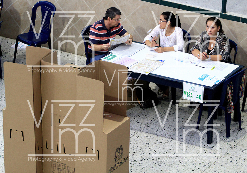 BUCARAMANGA -COLOMBIA. 08-03-2014. Aspecto de las elecciones parlamentarias en Bucaramanga, Colombia, hoy 9 de marzo de 2014. los colombianos elegirán por voto directo en las urnas 102 nuevos miembros del Senado de la República, 166 representantes a la Cámara de Representantes y 5 representantes al Parlamento Andino./ Aspect of the parliamentary elections in Bucaramanga, Colombia, today March 9, 2014. Colombians will elect by direct vote at the polls 102 new members of the Senate, 166 representatives to the House of Representatives and five representatives to the Andean Parliament. Photo: VizzorImage/ Duncan Bustamante / Str
