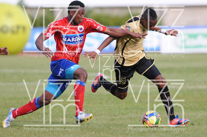 ITAGÜÍ -COLOMBIA-23-06-2013. Luis Quiñonez (D) del Itagui disputa el balón con Mauricio Gomez (I) de Pasto durante partido de los cuadrangulares finales, fecha 3, de la Liga Postobón 2013-1 jugado en el Estadio Metropolitano Ciudad de Itagüi./ Itagui Luis Quiñonez (R) fights for the ball with Pasto Mauricio Gomez (L) during match of the final quadrangular 3th date of Postobon League 2013-1 at Metropolitano stadium in Itagüi city. Photo:VizzorImage/Luis Ríos/STR
