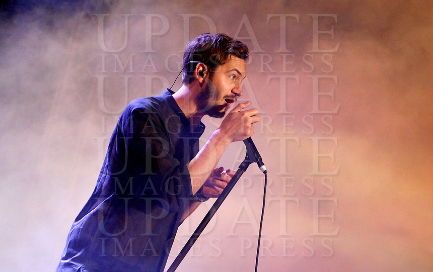 Tom Smith, frontman degli Editors, sul palco del concerto del Primo Maggio promosso da Cgil, Cisl e Uil in occasione della Festa del Lavoro, in piazza San Giovanni a Roma, 1 maggio 2017.<br />
Tom Smith, frontman of the British indie rock band Editors, performs on stage during the May Day free concert on the occasion of the International Workers' Day, in St. John Lateran's Square, Rome, May 1, 2017.<br />
UPDATE IMAGES PRESS/Riccardo De Luca